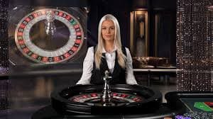 Shwe Min Live Casino Mobile App ဖြင့် Baccarat ကစားနေသောကစားသမား Myanmar